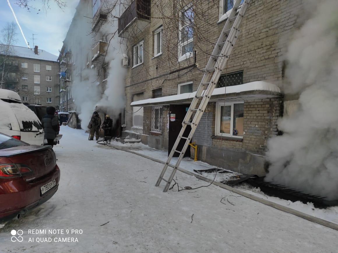 Фото Из-за пожара в подвале многоэтажки эвакуировали 30 человек в Новосибирске 2